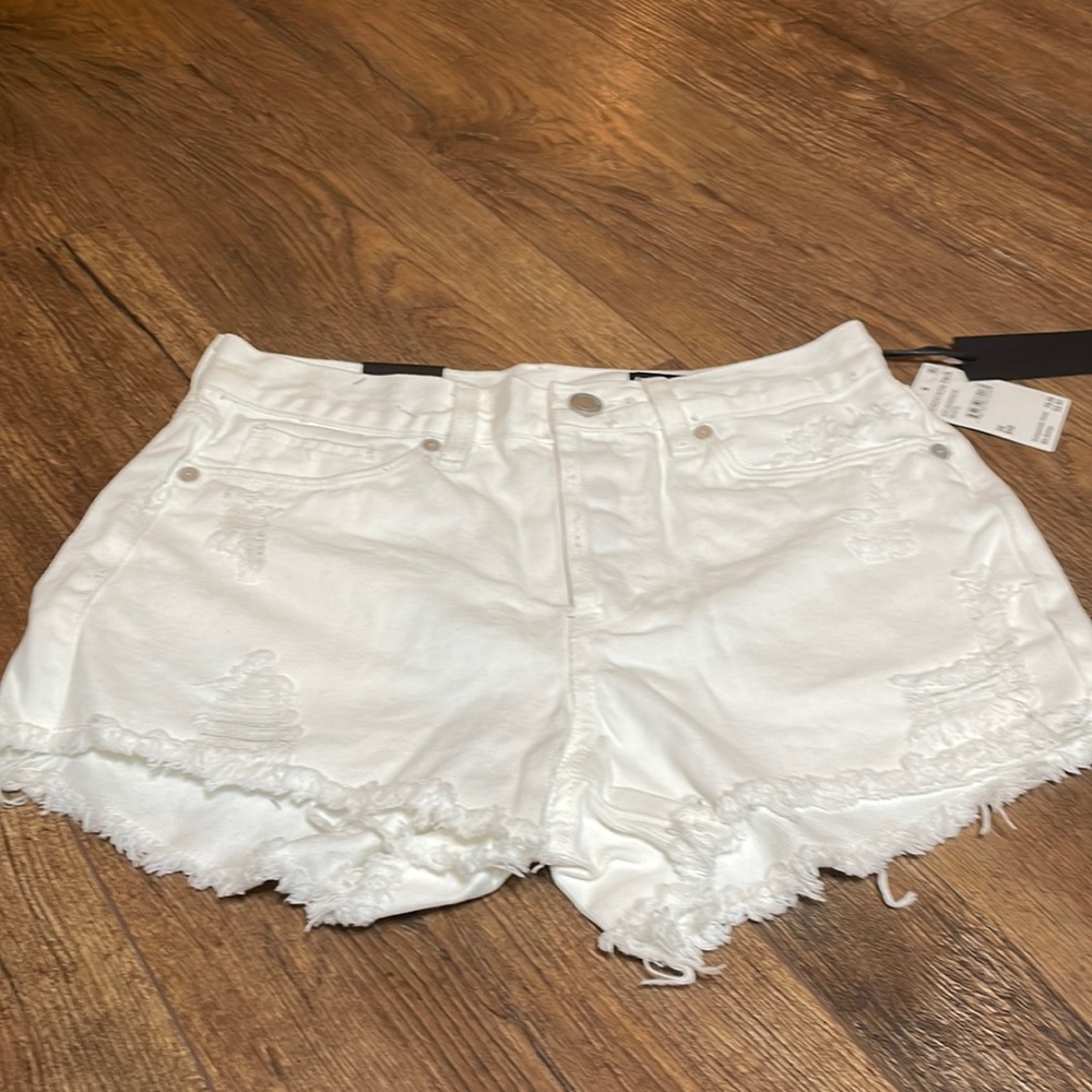 Blank NYC 🤍 short Sz 26 inseam 3 inch  NWT🤍